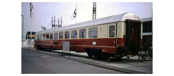 Passenger car 1st class<br /><a href='images/pictures/Tillig/217486_b.jpg' target='_blank'>Full size image</a>